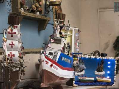 L�artigiano ci mostra alcune delle sue creazioni. Tra queste un grande peschereccio sulla cui prua � scritto in rosso il nome �Grecale�, il veliero �Stella Maris�...